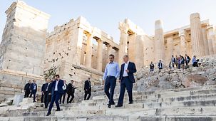 Bundeskanzler Olaf Scholz im Gespräch mit Kyriakos Mitsotakis, Griechenlands Ministerpräsident während eines Spaziergangs auf der Akropolis.