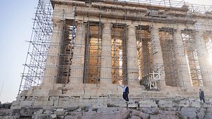 Bundeskanzler Olaf Scholz und Kyriakos Mitsotakis, Griechenlands Ministerpräsident, gehen am Parthenon auf der Akropolis.