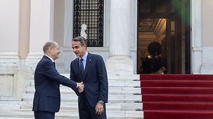 Bundeskanzler Olaf Scholz mit Kyriakos Mitsotakis, Griechenlands Ministerpräsident zusammen am Eingang zum Amtssitz.