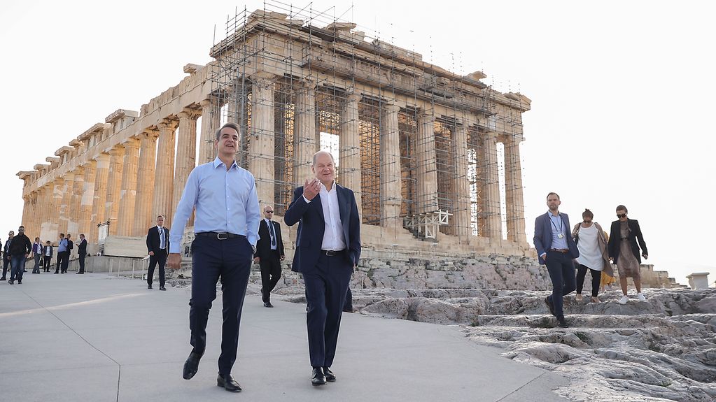 Bundeskanzler Olaf Scholz und Kyriakos Mitsotakis, Griechenlands Ministerpräsident, während einer Besichtigung der Akropolis.