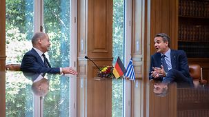 Bundeskanzler Olaf Scholz im Gespräch mit Kyriakos Mitsotakis, Griechenlands Ministerpräsident.