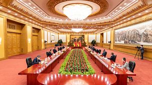 Bundeskanzler Olaf Scholz im erweiterten Gespräch mir Xi Jinping, Chinas Staatspräsident.