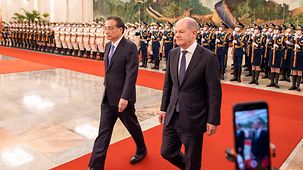 Bundeskanzler Olaf Scholz wird von Li Keqiang, Chinas Premierminister, mit militärischen Ehren empfangen.