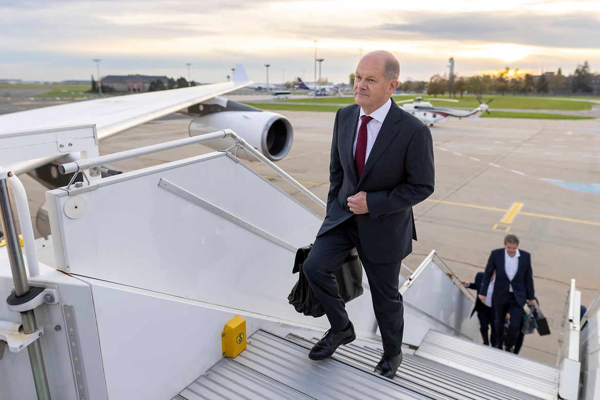 Federal Chancellor Olaf Scholz boards a plane.