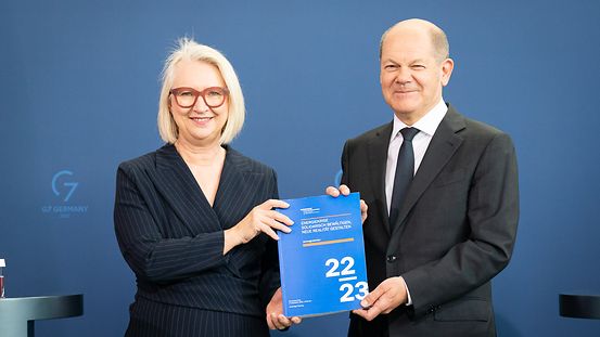 Die Vorsitzende des Sachverständigenrats, Monika Schnitzer, übergibt das Jahresgutachten an Bundeskanzler Scholz.