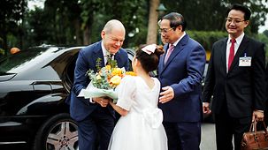 Bundeskanzler Olaf Scholz bei der Begrüßung neben Pham Minh Chinh, Premierminister Vietnams.