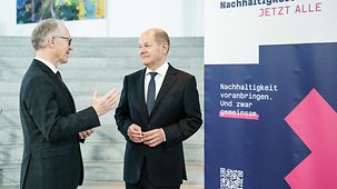 Bundeskanzler Olaf Scholz mit Werner Schnappauf, Ratsvorsitzender des Rates für Nachhaltige Entwicklung.