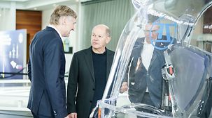 Bundeskanzler Olaf Scholz bei einem Besuch der ZF Friedrichshafen AG.