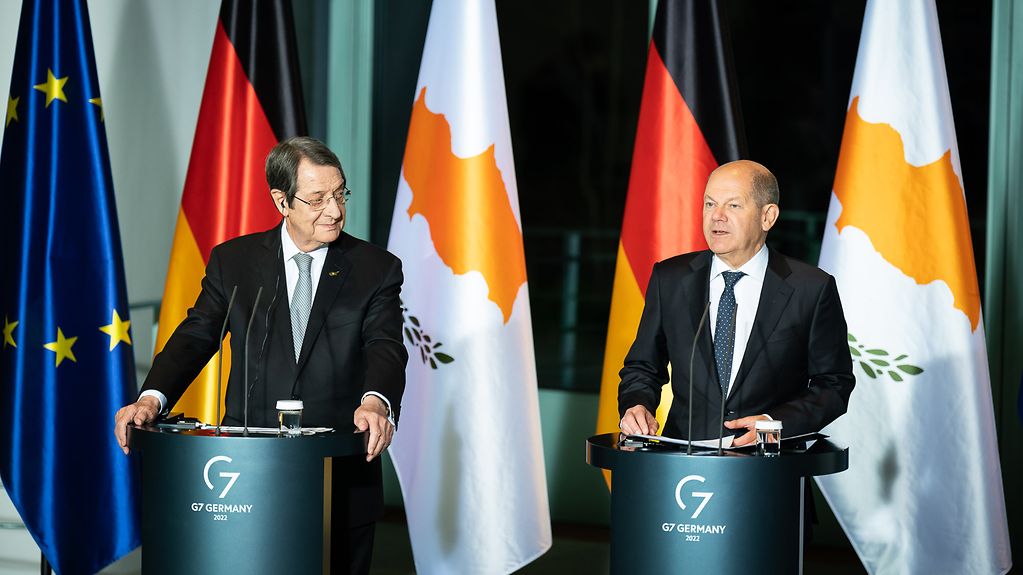 Kanzler Scholz gibgt mit dem Präsidenten Zyperns, Anastasiadis, eine Pressekonferenz