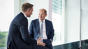 Bundeskanzler Olaf Scholz im Gespräch mit Christian Lindner, Bundesminister der Finanzen.