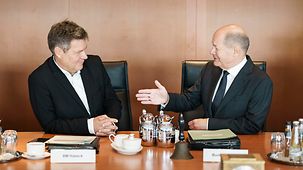 Bundeskanzler Olaf Scholz im Gespräch mit Robert Habeck, Bundesminister für Wirtschaft und Klimaschutz.