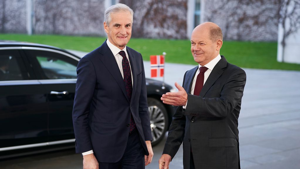 Le premier ministre norvégien Jonas Gahr Støre en compagnie du chancelier fédéral Olaf Scholz