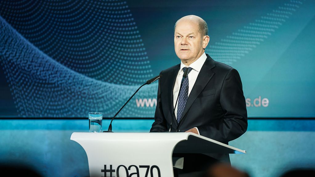 Bundeskanzler Olaf Scholz spricht beim Festakt „70 Jahre Ostausschuss der deutschen Wirtschaft“.