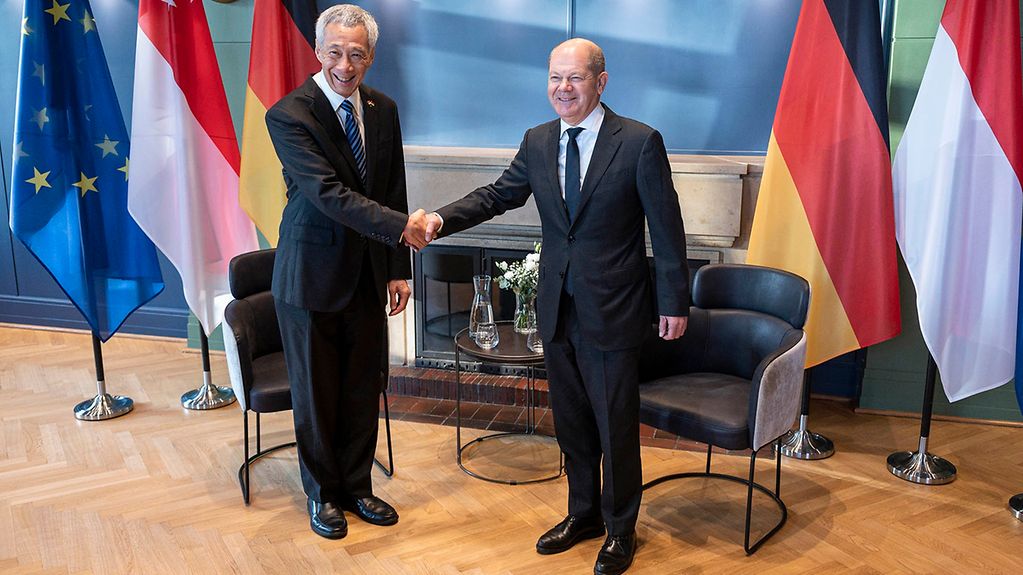Bundeskanzler Scholz und der Premierminister Singapurs Lee reichen sich die Hand