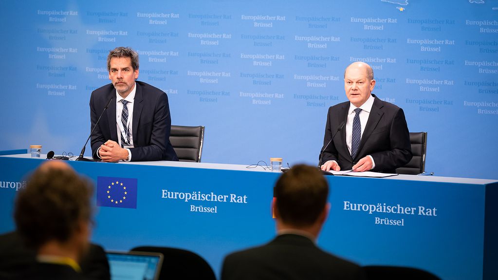 Federal Chancellor Scholz taking part in a press conference next to Federal Government Spokesperson Steffen Hebestreit.