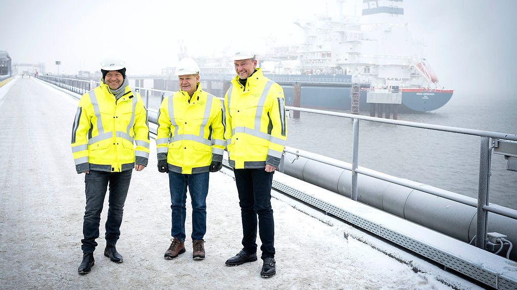 Federal Chancellor Scholz, Vice-Chancellor Habeck and Finance Minister Lindner at the opening of the LNG terminal in Wilhelmshaven in Hi-Viz yellow jackets and hard hats