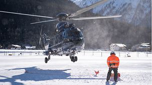 Ein Hubschrauber landet in Davos.