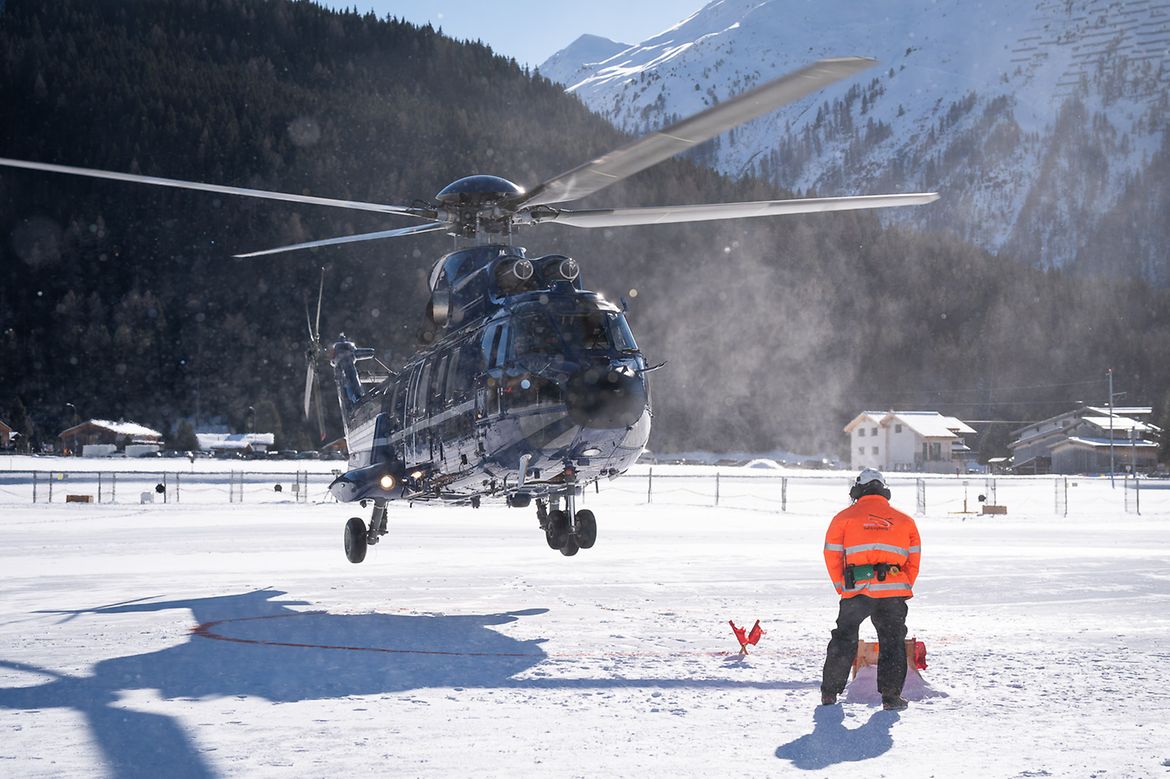 Ein Hubschrauber landet in Davos.