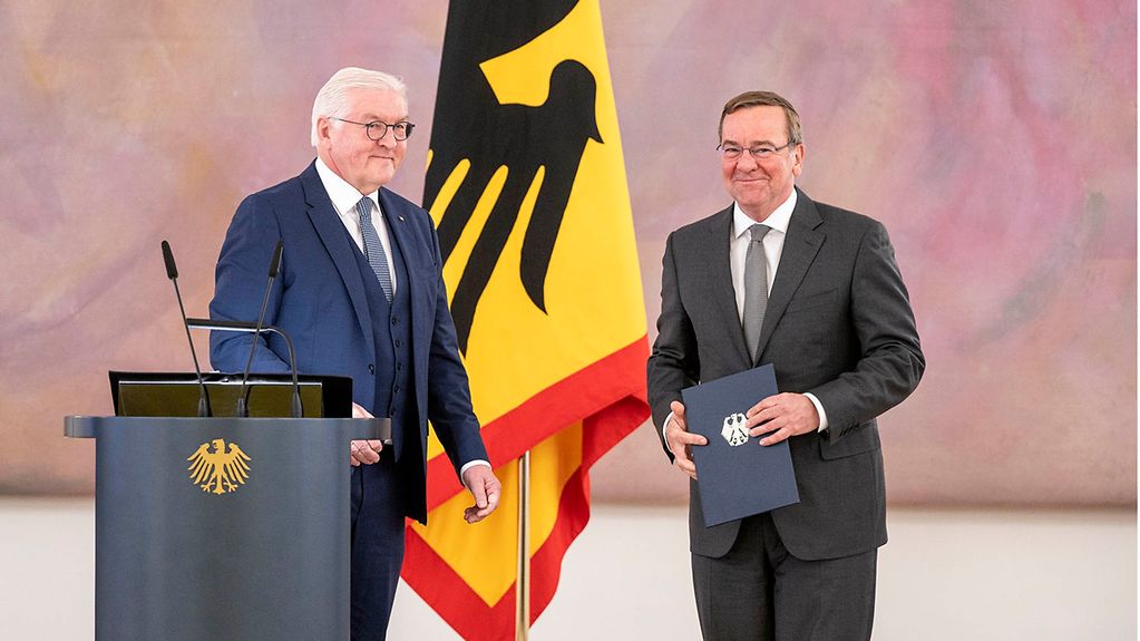 Bundespräsident Steinmeier und Boris Pistorius bei seiner Ernennung zum Verteidigungsminister.