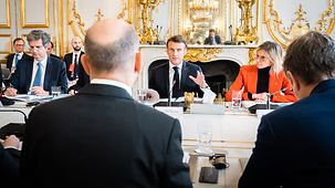Bundeskanzler Olaf Scholz und Emmanuel Macron, Frankreichs Präsident, bei einer Sitzung des Ministerrats.