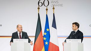 Bundeskanzler Olaf Scholz und Emmanuel Macron, Frankreichs Präsident, bei gemeinsamer Pressekonferenz.