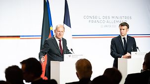 Bundeskanzler Olaf Scholz und Emmanuel Macron, Frankreichs Präsident, bei gemeinsamer Pressekonferenz.
