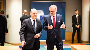 Bundeskanzler Olaf Scholz beim Europäischen Rat in Brüssel im Gespräch mit Petr Fiala, Tschechiens Ministerpräsident.