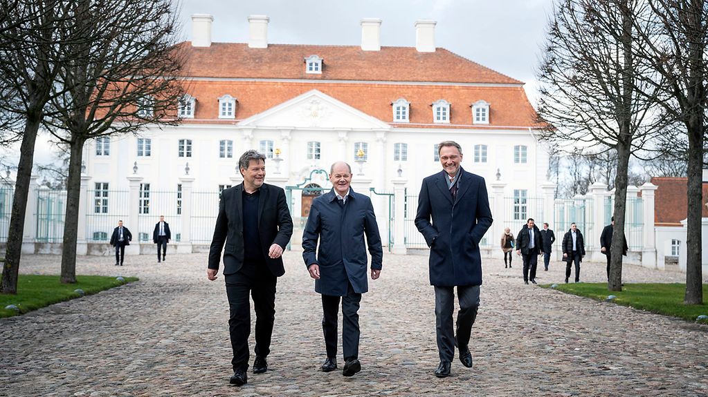 Federal Chancellor Scholz with Robert Habeck, Federal Minister for Economic Affairs and Climate Action, and Federal Minister of Finance Christian Lindner. 