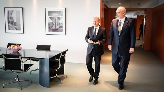 Bundeskanzler Olaf Scholz im Gespräch mit Edi Rama, Albaniens Ministerpräsident.