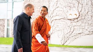 Bundeskanzler Olaf Scholz begrüßt den Ministerpräsidenten von Bhutan, Lotay Tshering. 