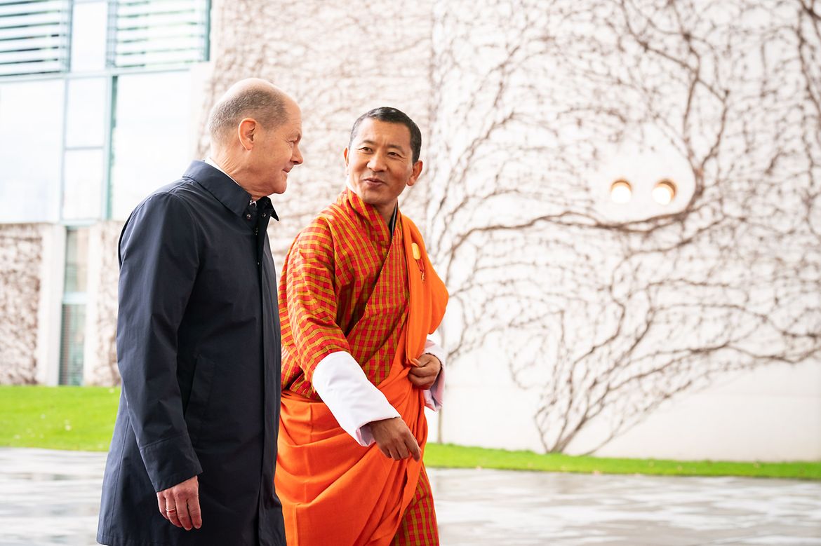 Bundeskanzler Olaf Scholz begrüßt den Ministerpräsidenten von Bhutan, Lotay Tshering. 