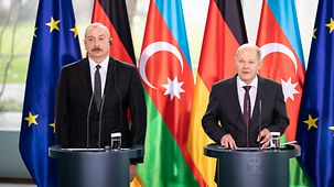 Bundeskanzler Olaf Scholz mit dem Präsidenten Aserbaidschans, Ilham Aliyev, bei gemeinsamer Pressekonferenz. 