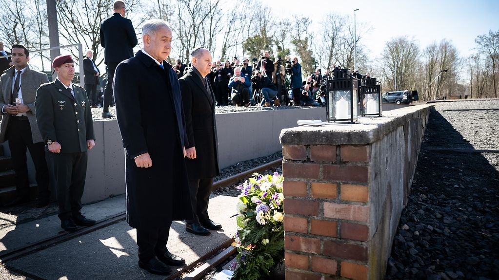 Federal Chancellor Olaf Scholz in conversation with Israeli Prime Minister Benjamin at the Platform 17 memorial.