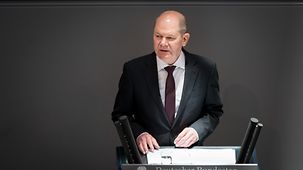 Bundeskanzler Olaf Scholz spricht im Bundestag