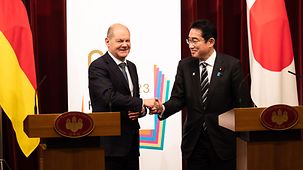 Bundeskanzler Olaf Scholz und Fumio Kishida, Japans Ministerpräsident, bei gemeinsamer Pressekonferenz.