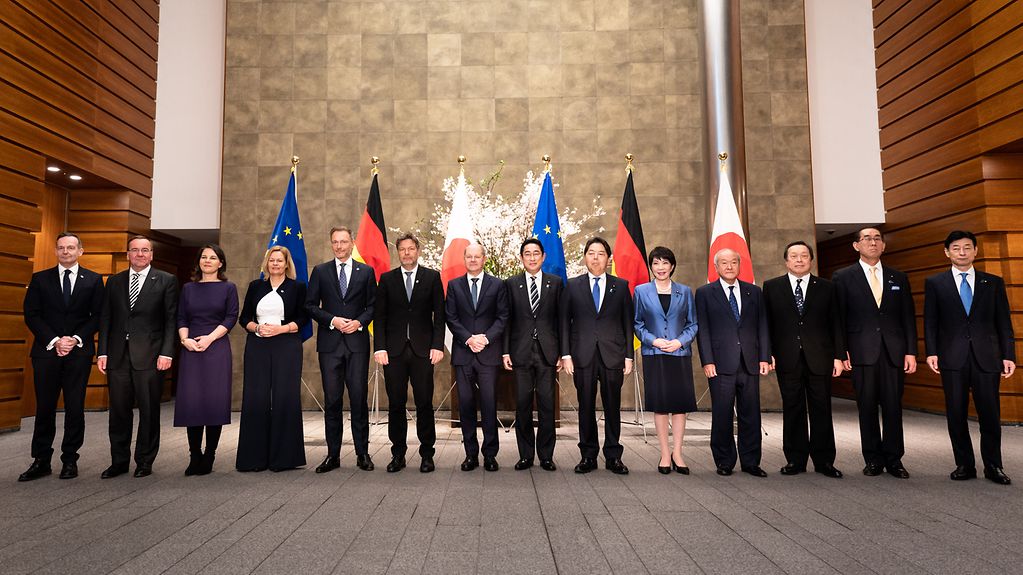 Family photo taken during the German-Japanese intergovernmental consultations.