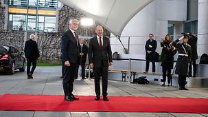 Bundeskanzler Olaf Scholz im Gespräch mit Petr Pavel, Tschechiens Präsident.