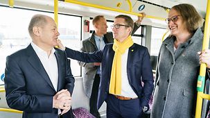 Bundeskanzler Olaf Scholz beim Besuch eines Betriebshof der Berliner Verkehrsbetriebe im Gespräch mit Rolf Erfurt.