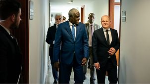 Bundeskanzler Olaf Scholz im Gespräch mit Moussa Faki, Vorsitzender der Kommission der Afrikanischen Union, in Äthipien 