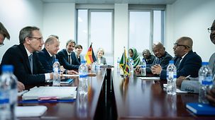 Bundeskanzler Olaf Scholz mit Azali Assoumani, Staatspräsident der Komoren und Vorsitzender der Afrikanischen Union.