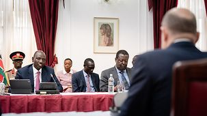 Bundeskanzler Olaf Scholz im Gespräch mit William Ruto, Präsident von Kenia.
