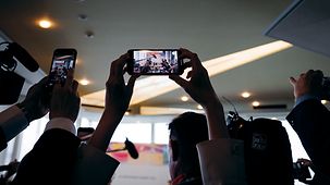 Journalisten filmen mit ihren Handys beim G7-Gipfel in Hirsohima