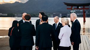 Die Staats- und Regierungschefs der G7 stehen zusammen auf der Insel Miyajima beim Itsukushima-Schrein.