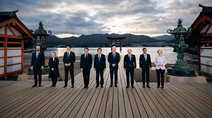 Familienfoto der Staats- und Regierungschefs der G7, aufgenommen beim Besuchs des Itsukushima-Schreins. 