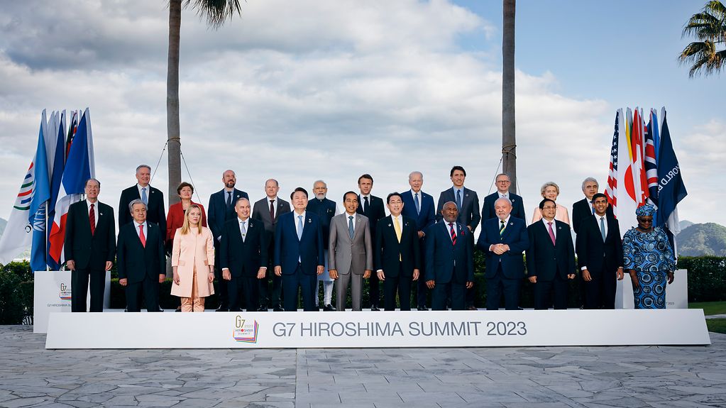 Family portrait with the participants of the G7 Summit and representatives of the invited partner countries and international organisations.