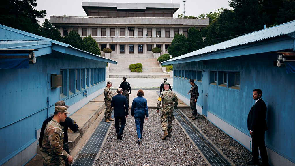 Federal Chancellor Scholz and his wife Britta Ernst at the intra-Korean border.