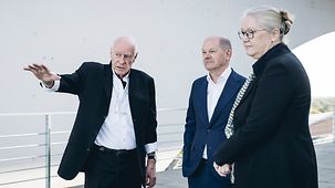 Bundeskanzler Olaf Scholz im Gespräch mit Axel Schultes und Charlotte Frank