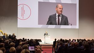 Bundeskanzler Olaf Scholz spricht beim Deutschen Sparkassentag.