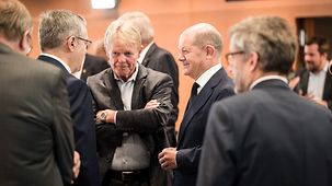 Bundeskanzler Olaf Scholz im Gespräch zum Auftakt eines Treffens der Allianz für Transformation.
