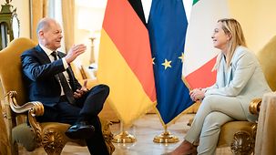 Bundeskanzler Olaf Scholz im Gespräch mit Giorgia Meloni, Italiens Ministerpräsidentin. 